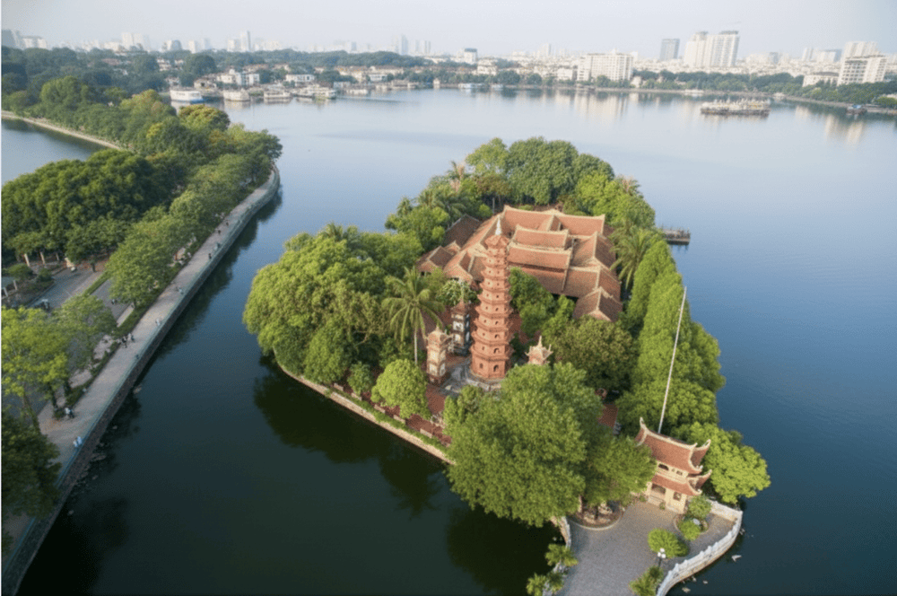 Chùa Trấn Quốc tọa lạc trên một gò đất giữa lòng Hồ Tây