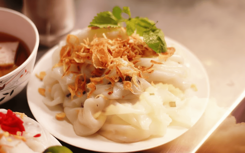 Bánh cuốn Thanh Trì ăn kèm chả quế và nước mắm pha chuẩn Hà Nội