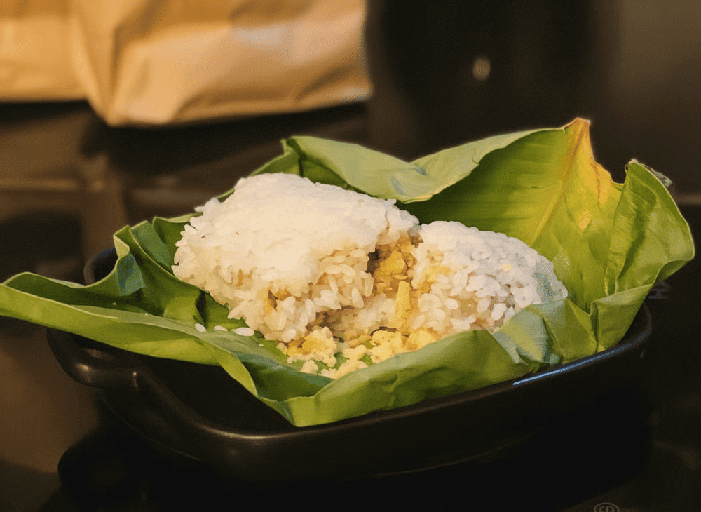 Bánh khúc làm từ bột nếp và rau khúc, nhân đậu xanh, thịt mỡ