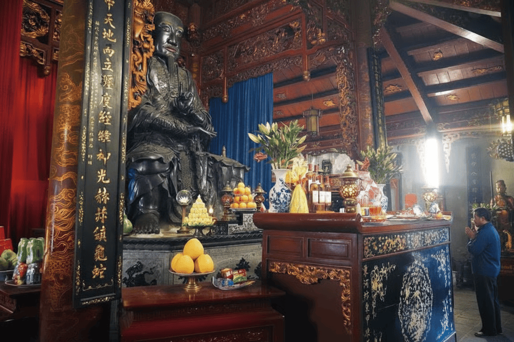 Đền Quán Thánh thờ Huyền Thiên Trấn Vũ, vị thần quyền năng được tôn sùng trong cả thần thoại Việt Nam và Trung Hoa