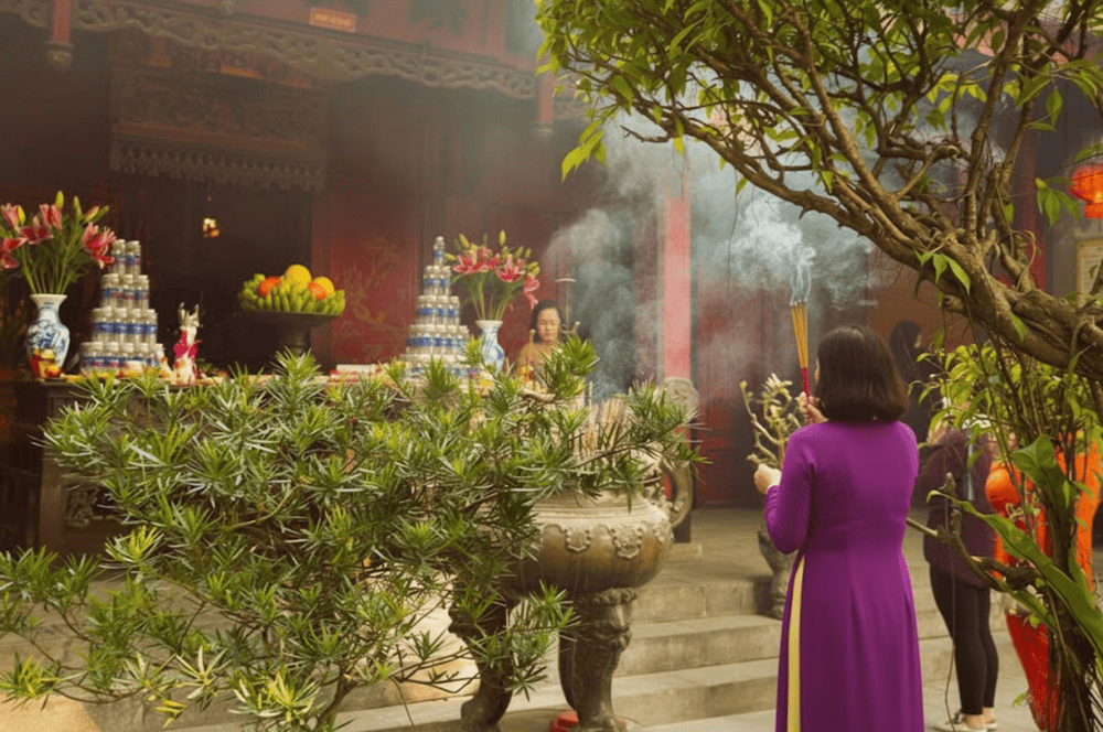 Hiên bái đường là nơi du khách, tín đồ thập phương dâng hương lễ bái (Nguồn: Internet)