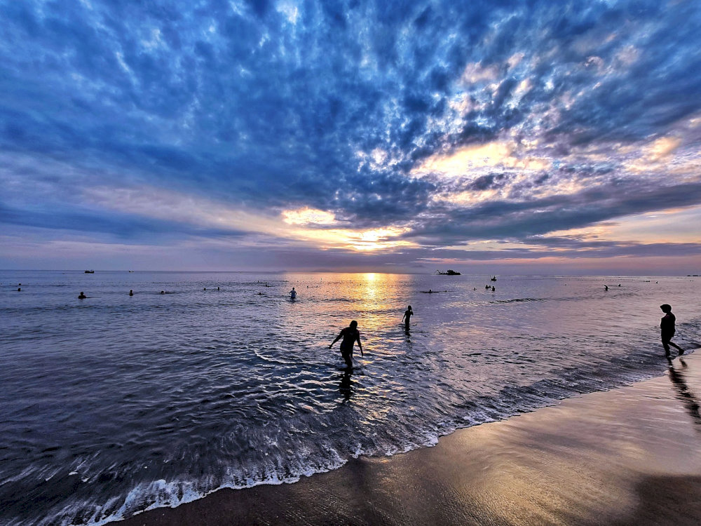 Reaching An Bang Beach at 05:00 AM gives you the perfect opportunity to capture stunning sunrise photos